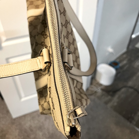 Gucci Abbey Monogram GG Canvas Shoulder Bag! - Picture 7 of 13